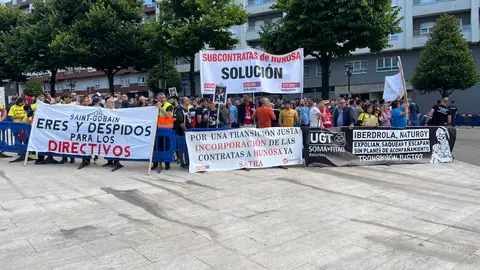 Trabajadores asturiano sse concentraron para protestar ante teresa Ribera Trabajadores asturiano sse concentraron para protestar ante teresa Ribera