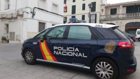 Veh&iacute;culo de la Polic&iacute;a Nacional en Ma&oacute;. 