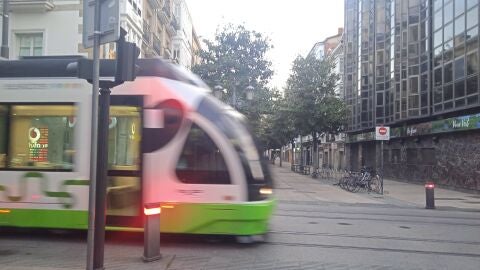 Tranv&iacute;a a su paso por la calle Dato de Vitoria 