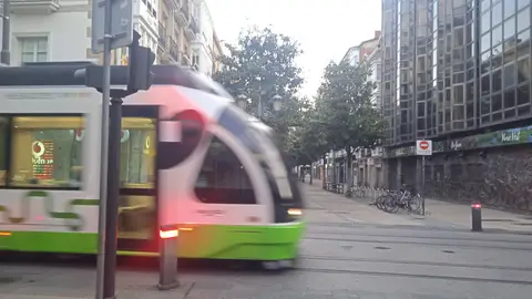 Tranvía a su paso por la calle Dato de Vitoria Tranvía a su paso por la calle Dato de Vitoria