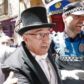 El alcalde de Pamplona, Enrique Maya, en los momentos de tensión durante la procesión de San Fermín