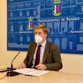 El alcalde de Badajoz, Ignacio Gragera, cesaba ayer a la concejala del Partido Popular María José Solana