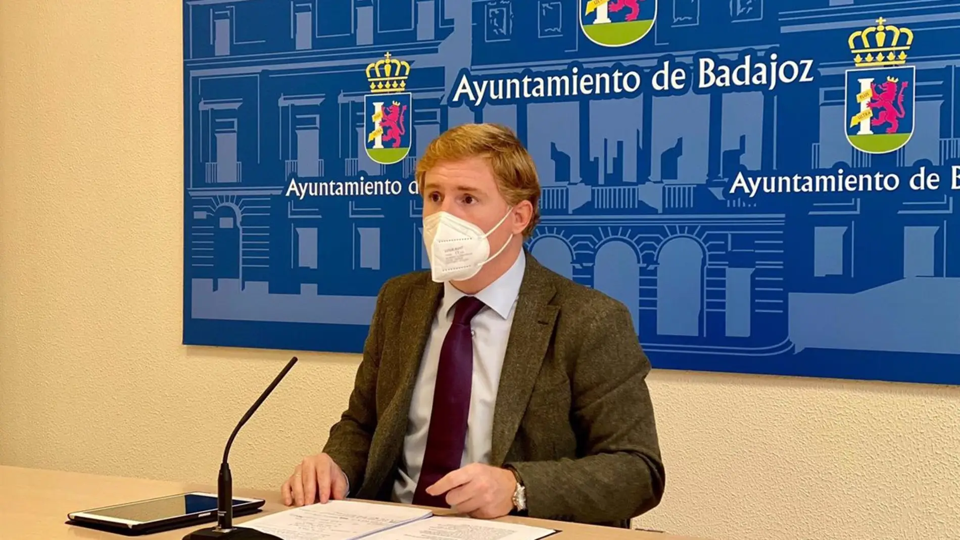 El alcalde de Badajoz, Ignacio Gragera, cesaba ayer a la concejala del Partido Popular María José Solana