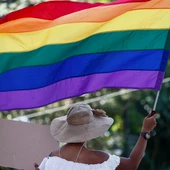 Fotografía de archivo de una persona portando una bandera lgtbi durante una marcha Fotografía de archivo de una persona portando una bandera lgtbi durante una marcha