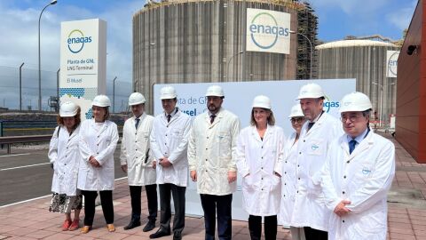Visita de autoridades a la regasificadora de Enag&aacute;s en El Musel