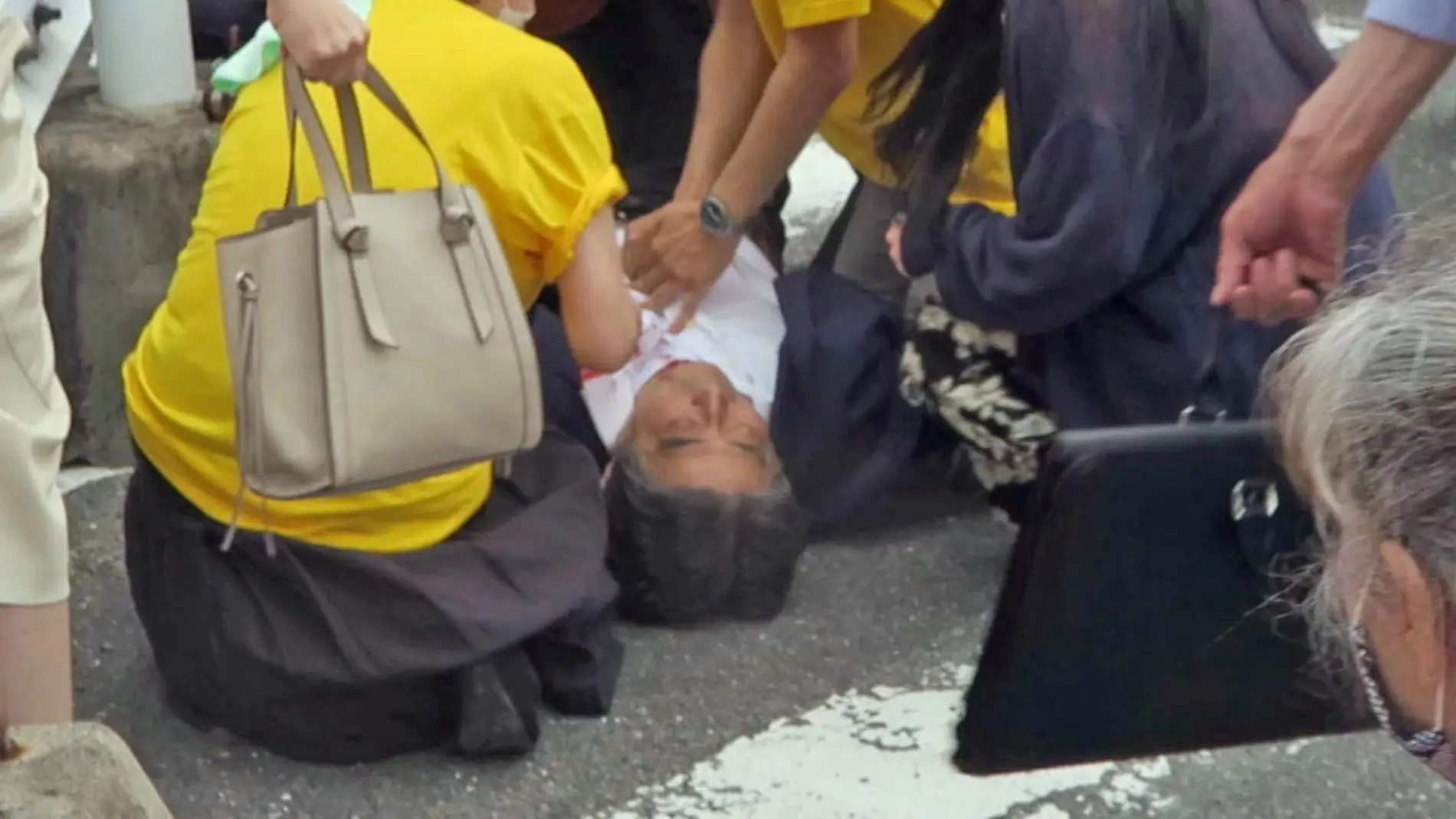 Herido el ex primer ministro de Japón tras recibir un disparo en el pecho