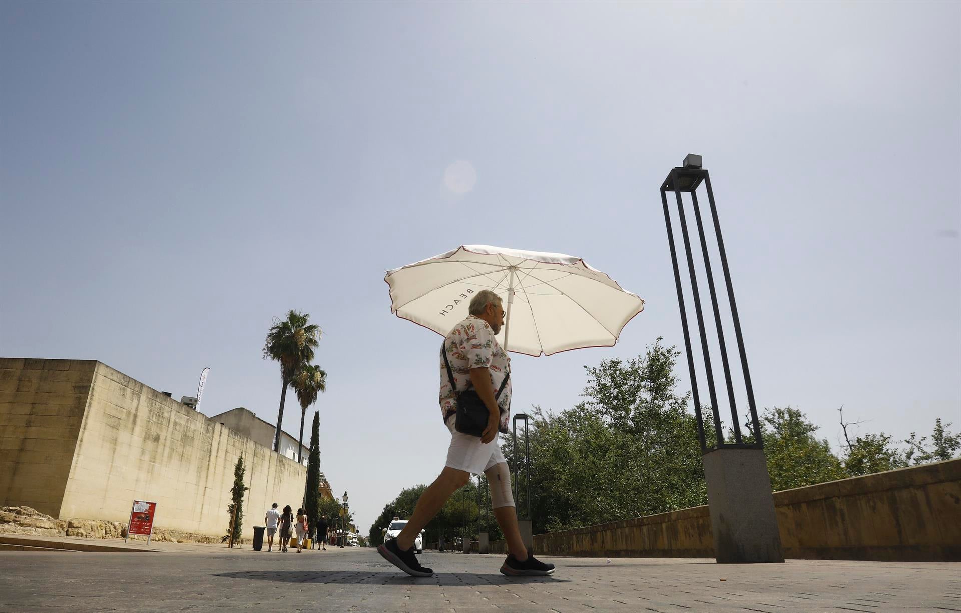 Aemet alerta de las altas temperaturas en toda Andalucía y aviso de nivel rojo a Málaga con máximas de 42 grados Aemet alerta de las altas temperaturas en toda Andalucía y aviso de nivel rojo a Málaga con máximas de 42 grados
