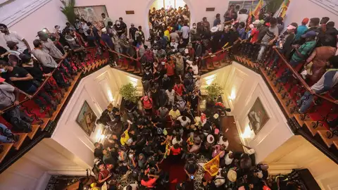Manifestantes asaltan la residencia oficial del presidente de Sri Lanka.