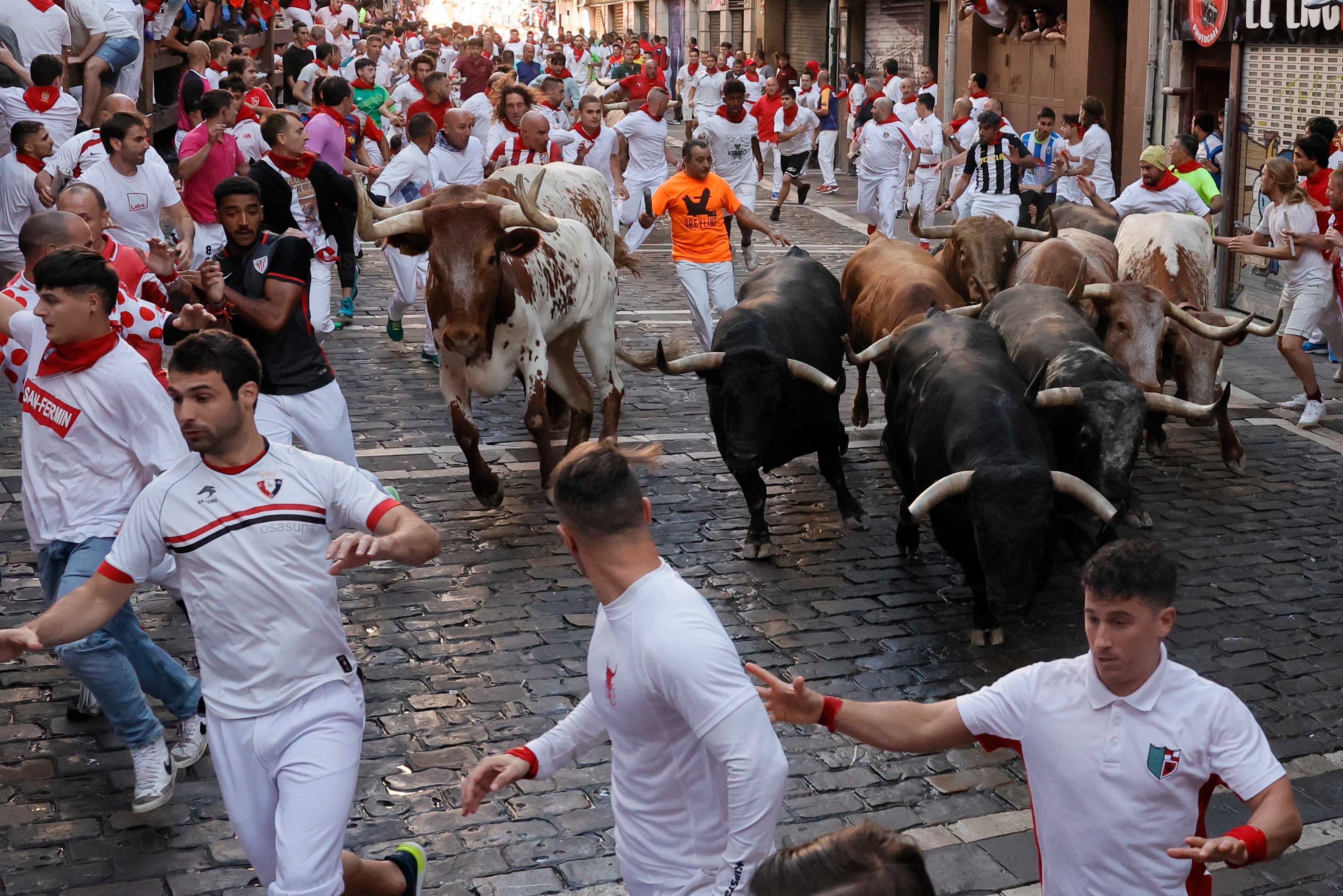 Cuatro trasladados por traumatismos tras el cuarto encierro de San Fermín, sin heridos por asta Cuatro trasladados por traumatismos tras el cuarto encierro de San Fermín, sin heridos por asta