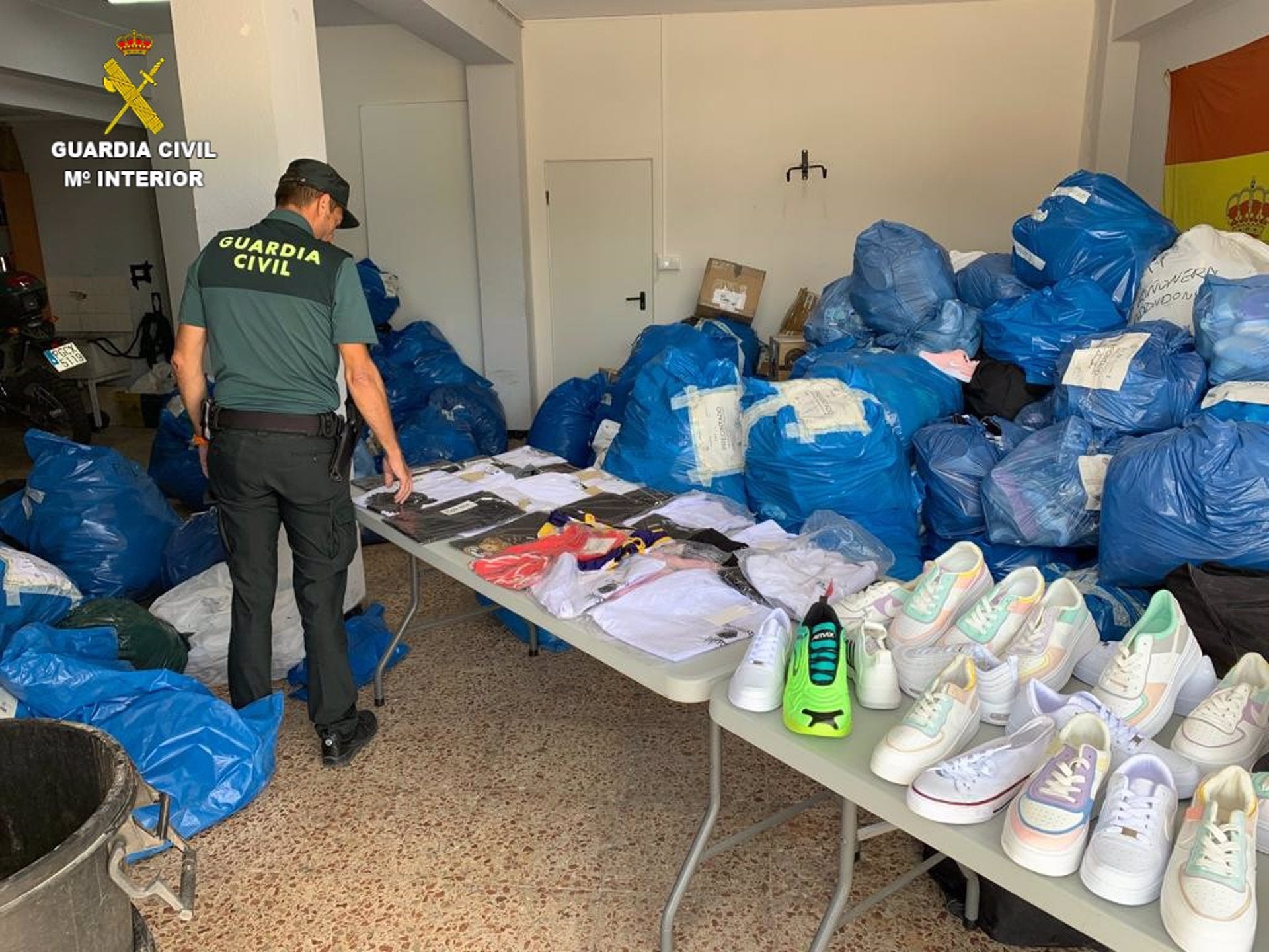 La Guardia Civil se incauta de más de 6.300 prendas falsificadas en un mercadillo La Guardia Civil se incauta de más de 6.300 prendas falsificadas en un mercadillo