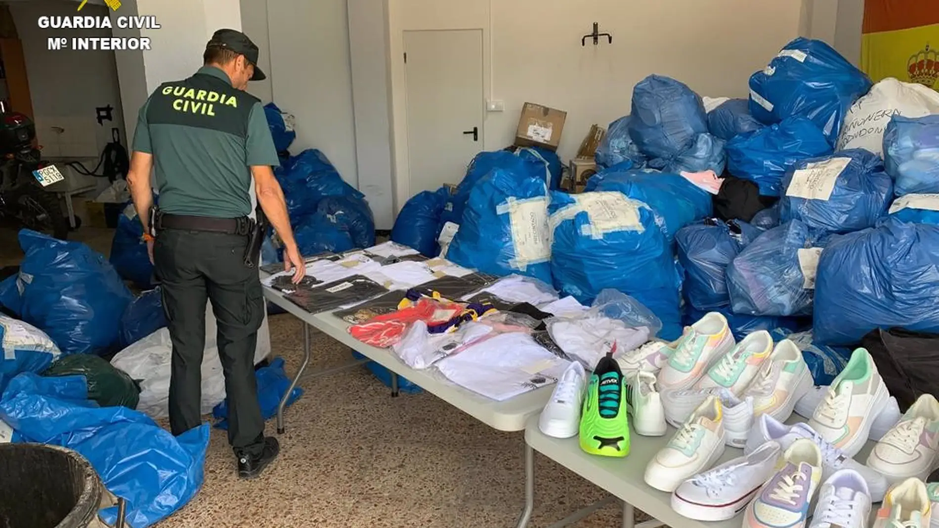 La Guardia Civil se incauta de más de 6.300 prendas falsificadas en un mercadillo