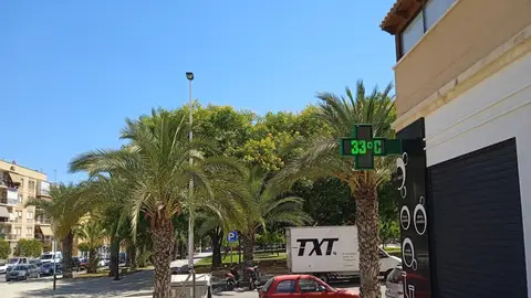 Imagen de archivo de un termómetro en Elche marcando 33 grados centígrados. Imagen de archivo de un termómetro en Elche marcando 33 grados centígrados.