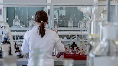 Un estudio confirma que la vacuna contra el COVID aumentó el sangrado de la menstruación en el 42% de las mujeres Imagen de archivo de una investigadora de espaldas en un laboratorio/ Pixabay