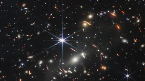 La NASA revela &quot;una pequeña porción del universo&quot; con la primera imagen del telescopio James Webb