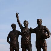 Imagen de la estatua de Deni Law, George Best y Bobby Charlton en los alrededores de Old Trafford.