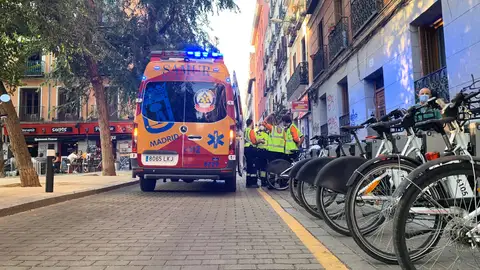 Una ambulancia atiende un suceso en Madrid
