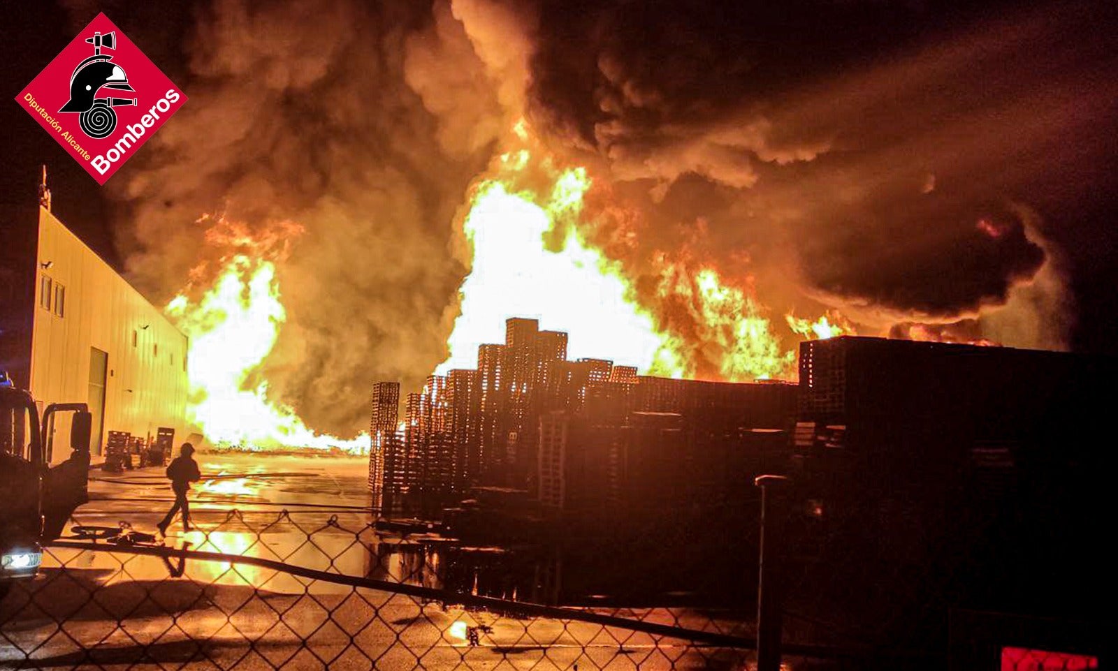 El incendio en una fábrica de palets de la pedanía de La Marina moviliza a bomberos de Elche, Crevillent y del retén de verano de Santa Pola El incendio en una fábrica de palets de la pedanía de La Marina moviliza a bomberos de Elche, Crevillent y del retén de verano de Santa Pola