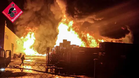 Incendio en la fábrica de palets de la pedanía de La Marina de Elche.