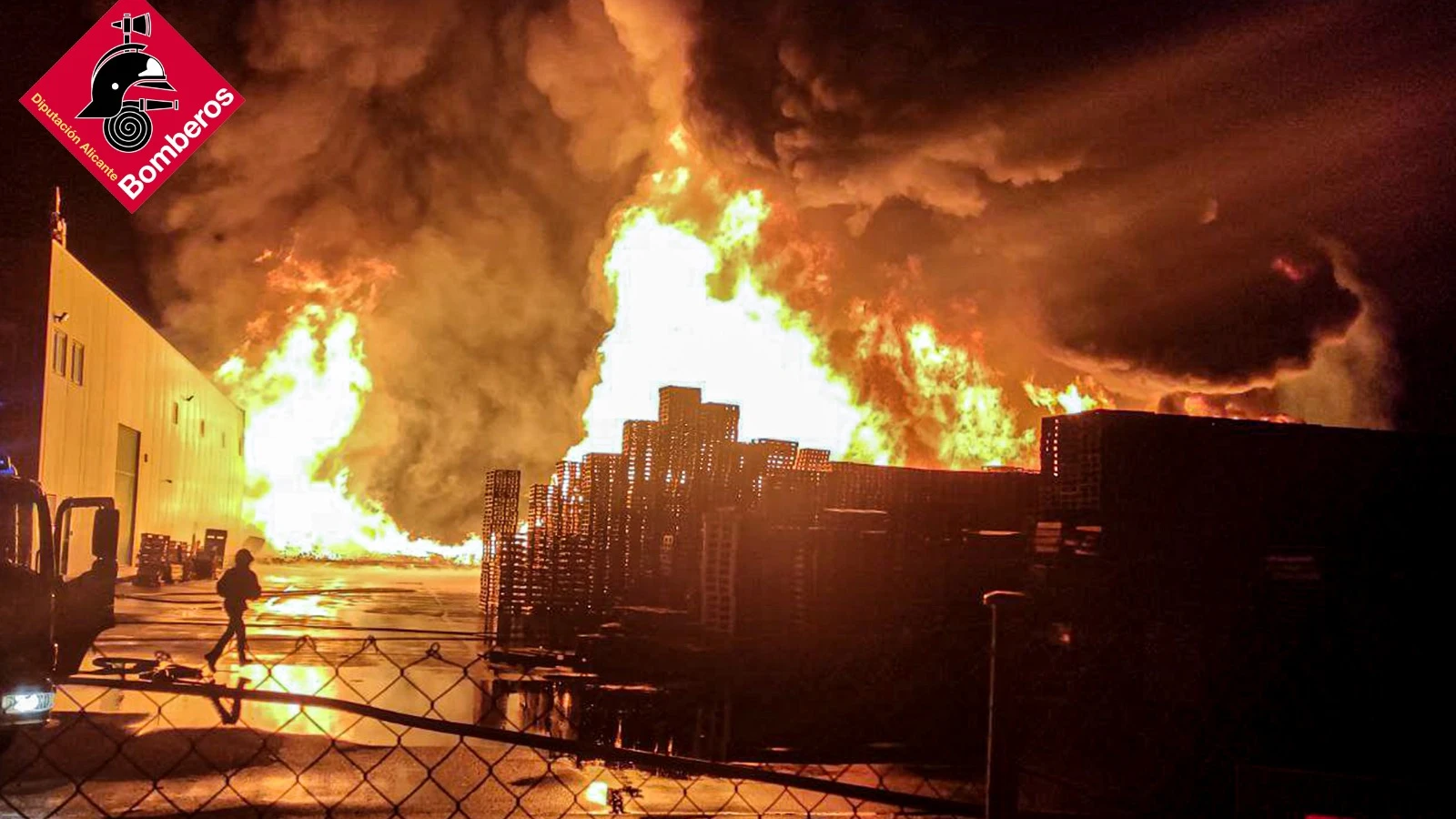 Incendio en la fábrica de palets de la pedanía de La Marina de Elche. Incendio en la fábrica de palets de la pedanía de La Marina de Elche.