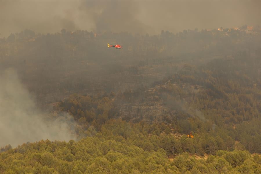 El Gobierno despliega un amplio dispositivo para extinguir los incendios en España El Gobierno despliega un amplio dispositivo para extinguir los incendios en España