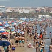 Detenido un hombre por intentar violar y ahogar a una mujer mientras se bañaba en la playa de la Malvarrosa