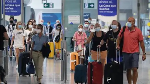 Llegada masiva de turistas de varias nacionalidades al aeropuerto.