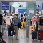 Llegada masiva de turistas de varias nacionalidades al aeropuerto.