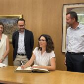Aitana Mas, vicepresidenta del Consell, firma el Libro de Honor del Ayuntamiento de Elche.