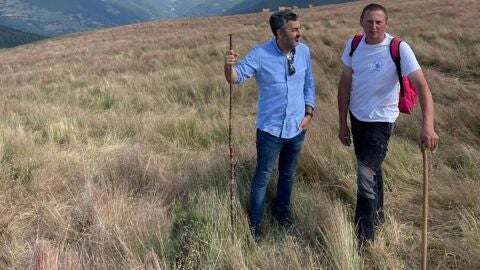 El Consejero Alejandro Calvo Con El Ganadero Benito Ming&oacute;n En La Bra&ntilde;a. - GOBIERNO DE ASTURIAS