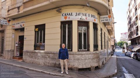 Agust&iacute; Agull&oacute; frente al Casal Jaume I d'Elx