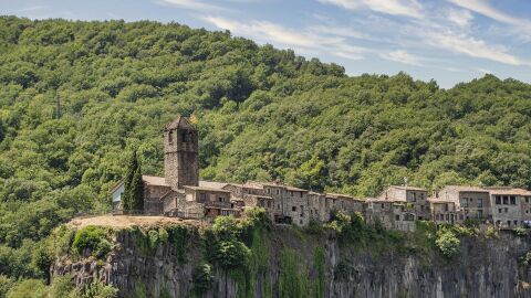 Imagen de archivo del pueblo de monta&ntilde;a Castellfollit de la Roca, Girona/ Pixabay