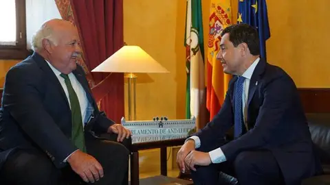 El presidente del Parlamento andaluz, Jesús Aguirre, recibe a el presidente del PP-A y de la Junta en funciones, Juanma Moreno.