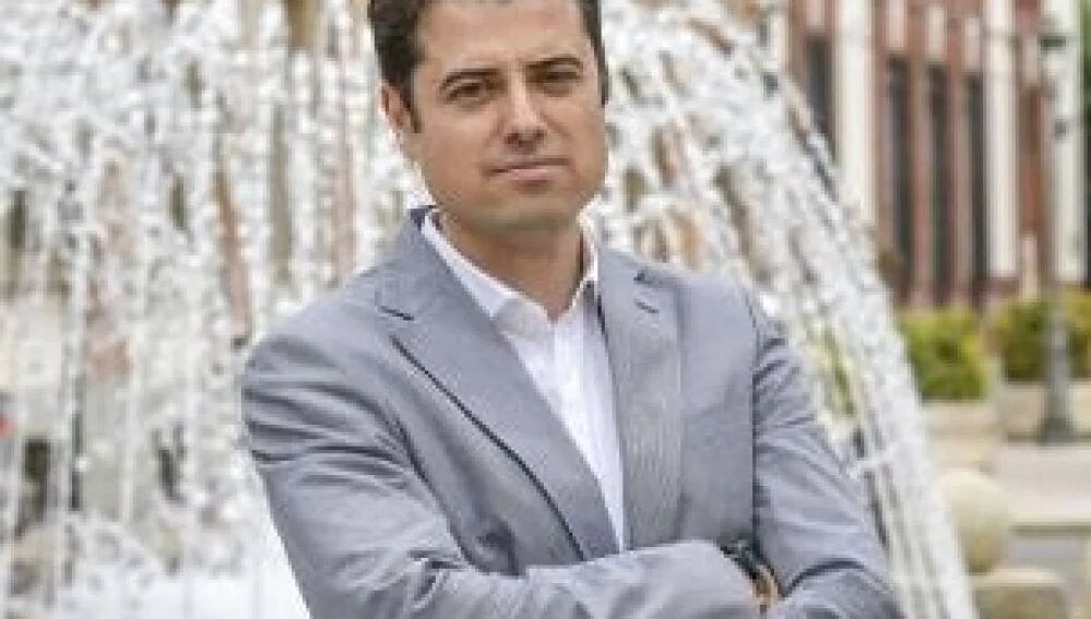 Alejandro Vélez, concejal del Ayuntamiento de Badajoz, pide mayor transparencia en los sueldos de la Policía Local Alejandro Vélez, concejal del Ayuntamiento de Badajoz, pide mayor transparencia en los sueldos de la Policía Local