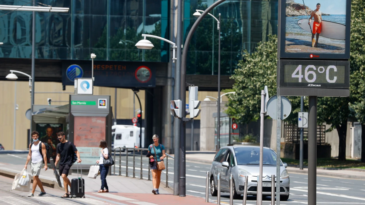 Un termómetro marca 46ºC este domingo en Bilbao en plena ola de calor.