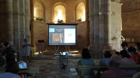 Setenta personas aprenden cómo interpretar el edificio románico visitando varios templos de Palencia y Cantabria