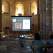 Setenta personas aprenden cómo interpretar el edificio románico visitando varios templos de Palencia y Cantabria