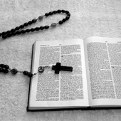 Imagen de archivo de una biblia y un rosario/ Pixabay Imagen de archivo de una biblia y un rosario/ Pixabay