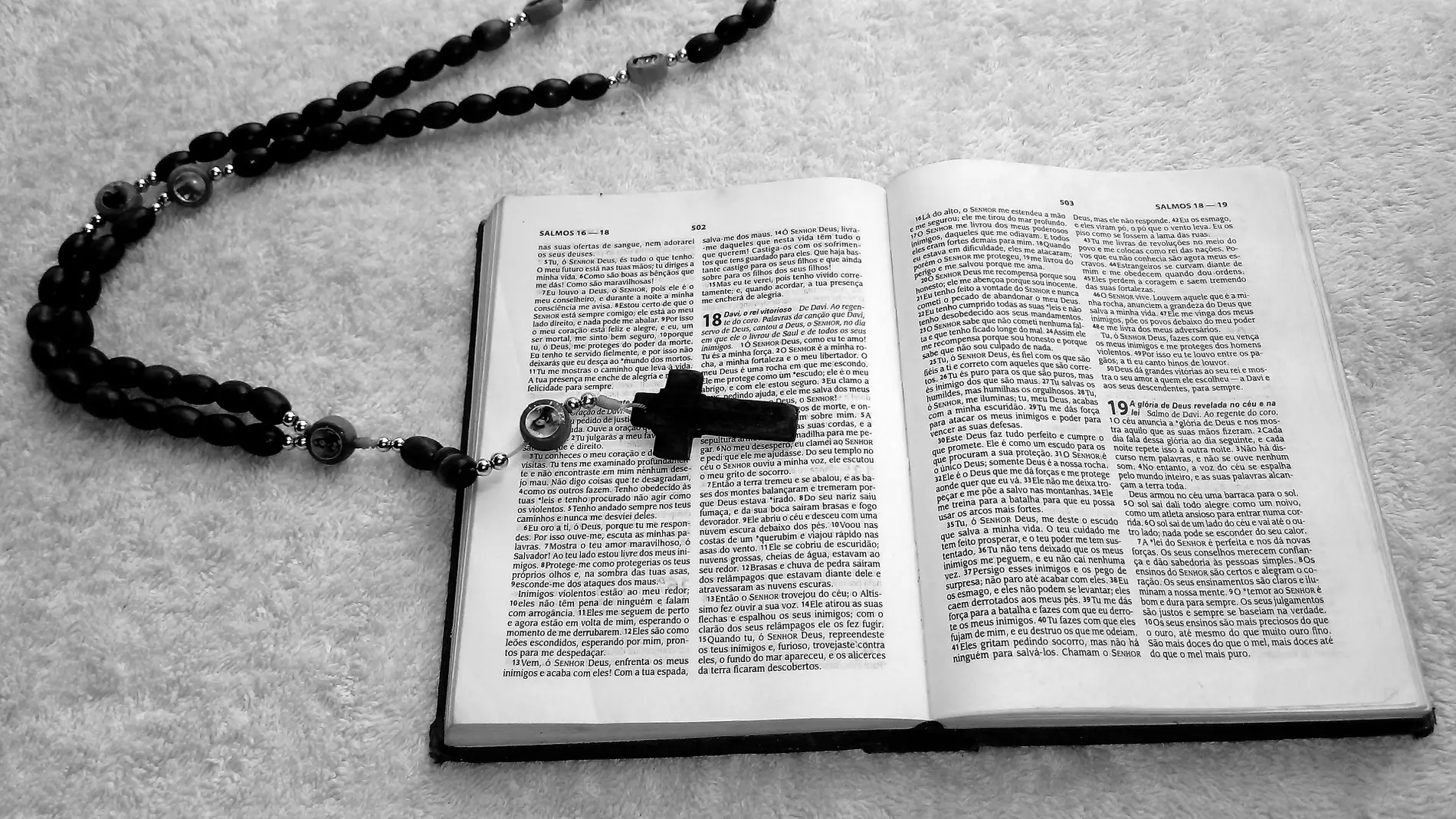 Imagen de archivo de una biblia y un rosario/ Pixabay