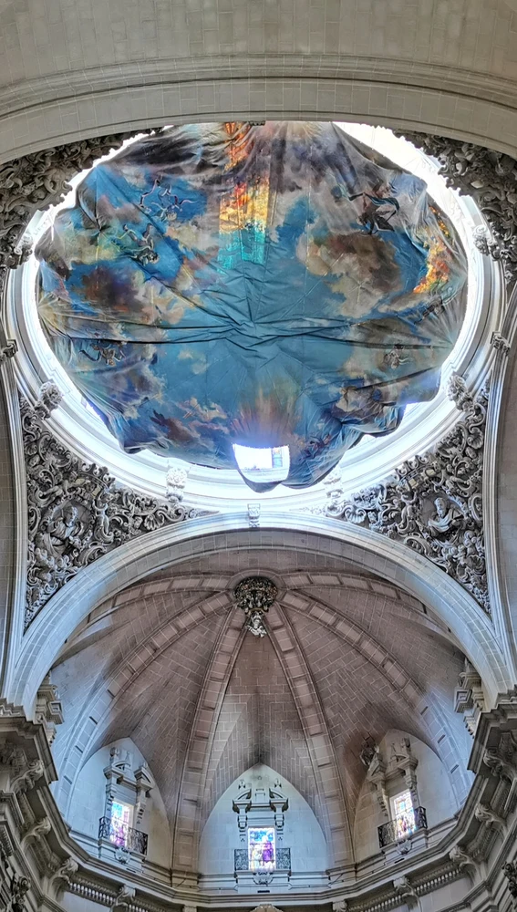 Lona que representa el cielo del Misteri d'Elx cubre la cúpula de la basílica de Santa María de Elche. Lona que representa el cielo del Misteri d'Elx cubre la cúpula de la basílica de Santa María de Elche.