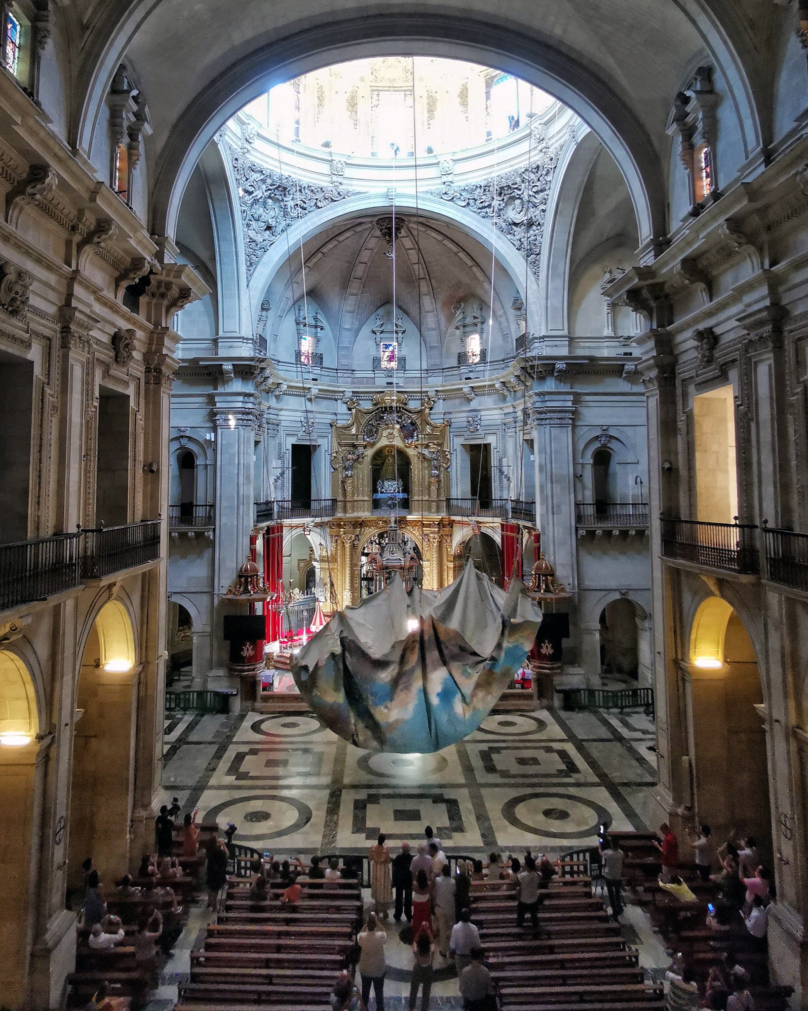 El primer ciclo de agosto del Misteri d’Elx desde la llegada de la covid-19 toma forma: la basílica de Santa María ya tiene su cielo El primer ciclo de agosto del Misteri d’Elx desde la llegada de la covid-19 toma forma: la basílica de Santa María ya tiene su cielo
