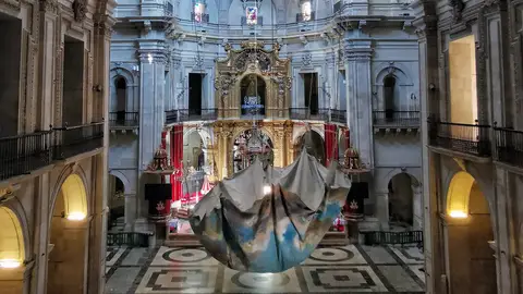 Trabajos de izado de la lona que representa el cielo del Misteri d'Elx. Trabajos de izado de la lona que representa el cielo del Misteri d'Elx.
