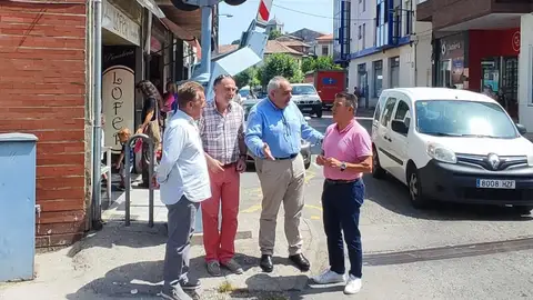 Responsables populares junto al paso a nivel Responsables populares junto al paso a nivel