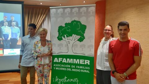 Quintanilla junto a los dos alumnos y una profesora del Colegio Salesiano