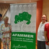 Quintanilla junto a los dos alumnos y una profesora del Colegio Salesiano Quintanilla junto a los dos alumnos y una profesora del Colegio Salesiano