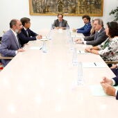 Momento de la reunión entre los responsables del Ejecutivo aragonés y la Cámara de Comercio