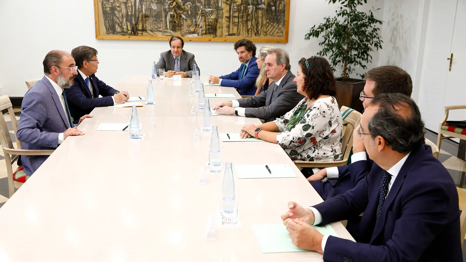 Momento de la reunión entre los responsables del Ejecutivo aragonés y la Cámara de Comercio