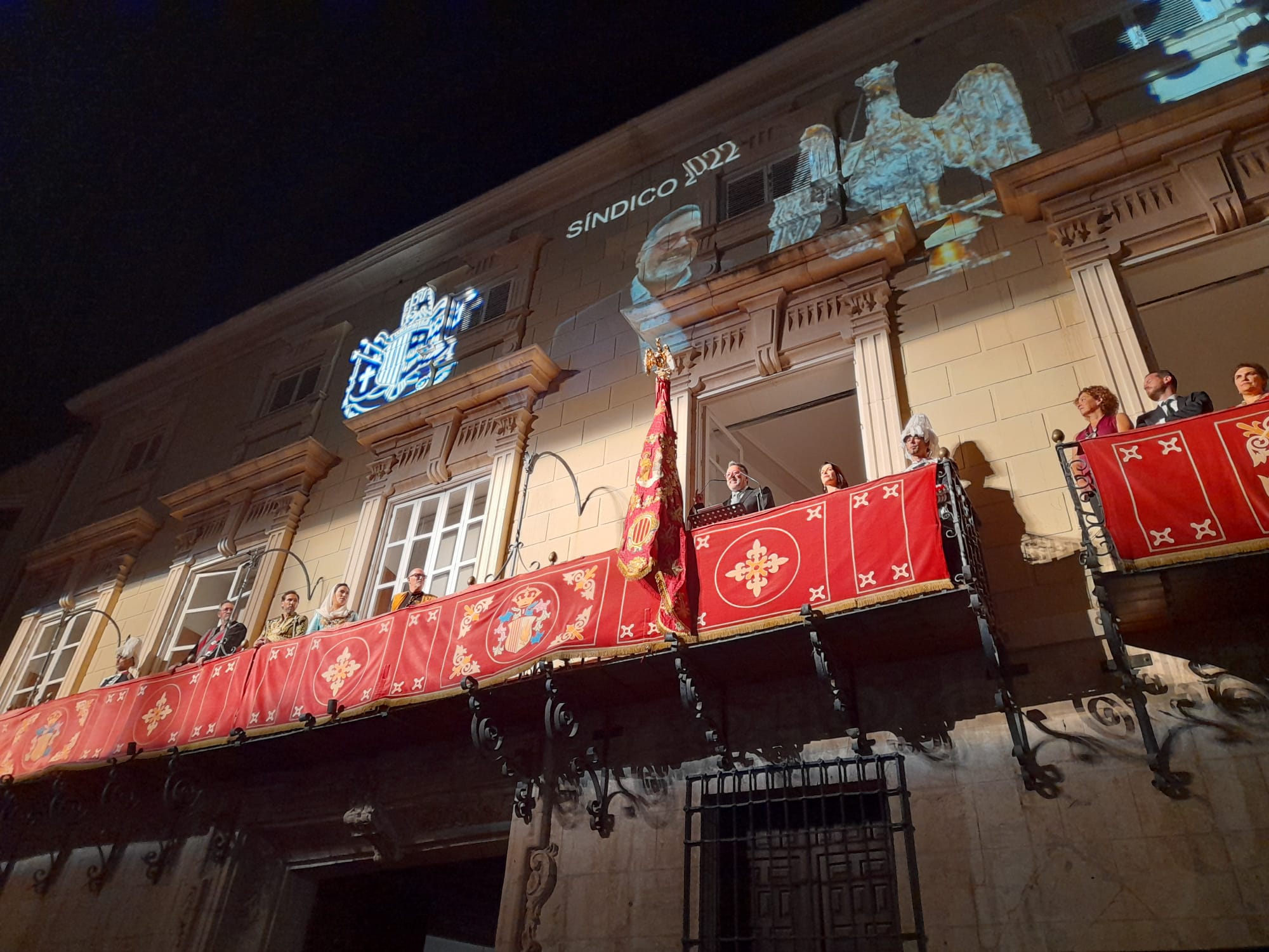Orihuela culmina sus fiestas con el acto de la exposición en el balcón consistorial y el desfile del Oriol Orihuela culmina sus fiestas con el acto de la exposición en el balcón consistorial y el desfile del Oriol
