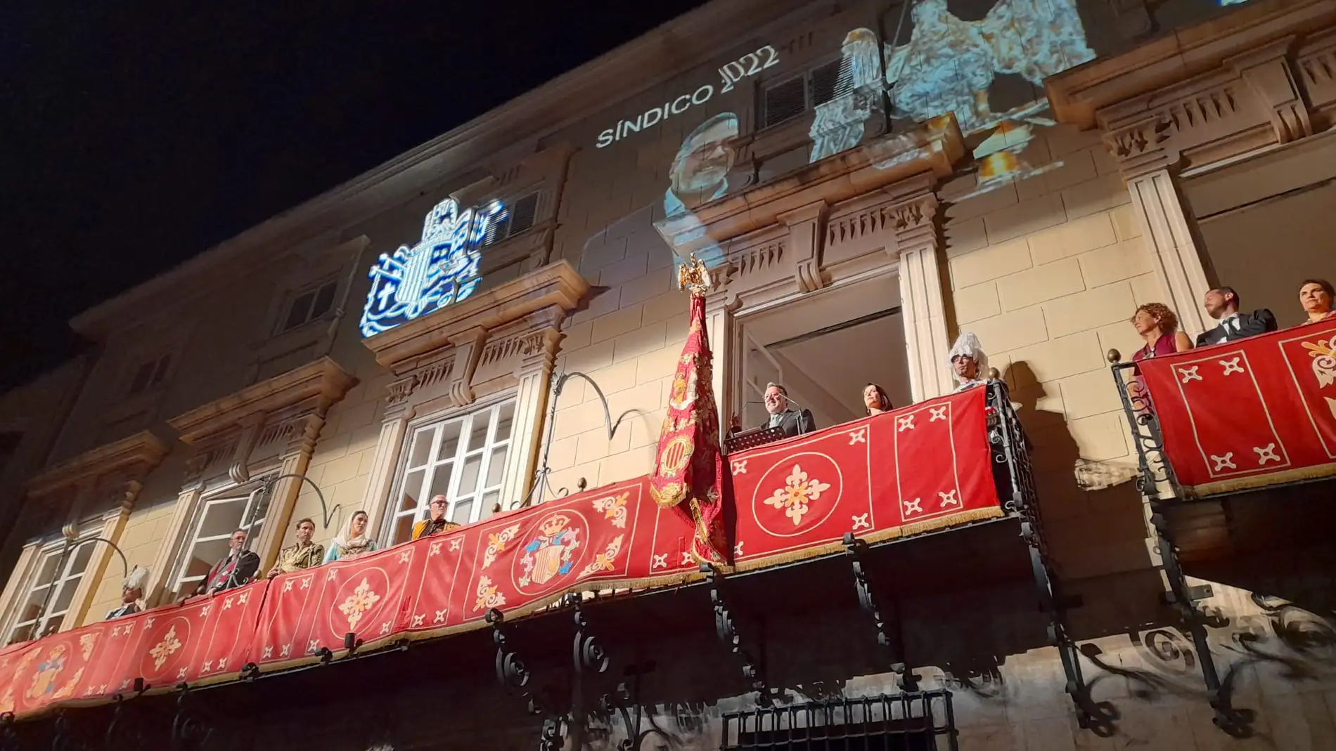 Orihuela culmina sus fiestas con el acto de la exposición en el balcón consistorial y el desfile del Oriol