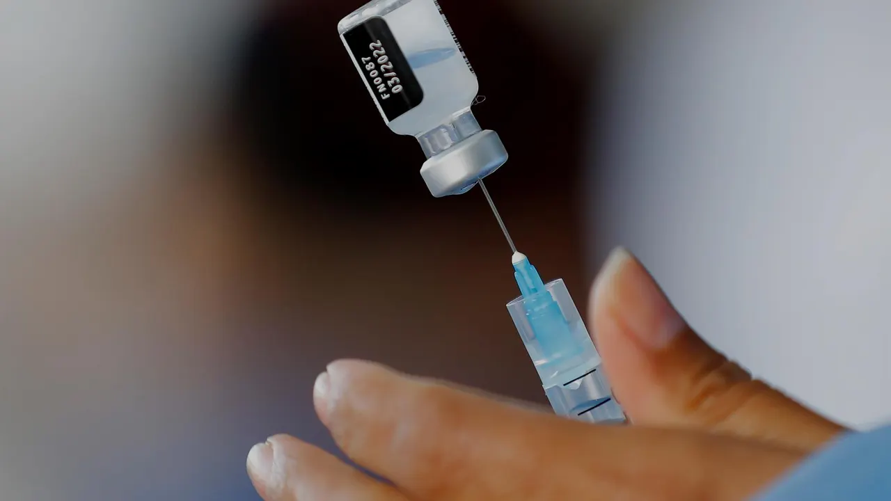 Un sanitario prepara una dosis de la vacuna contra el coronavirus.