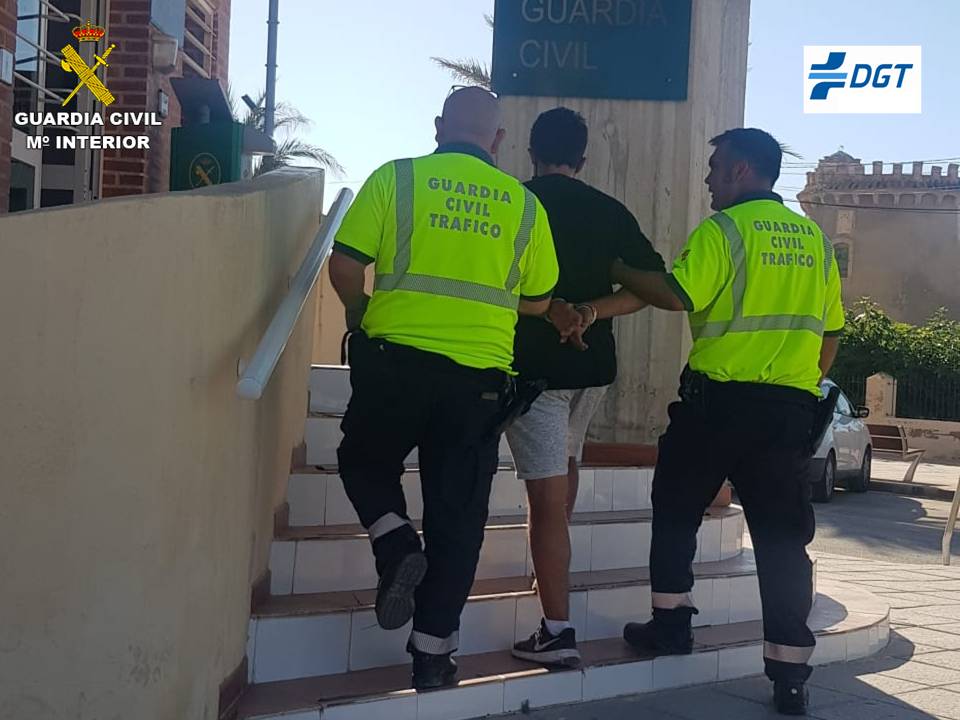 La Guardia Civil detiene al conductor que se dio a la fuga en un control de alcoholemia con un turismo robado La Guardia Civil detiene al conductor que se dio a la fuga en un control de alcoholemia con un turismo robado